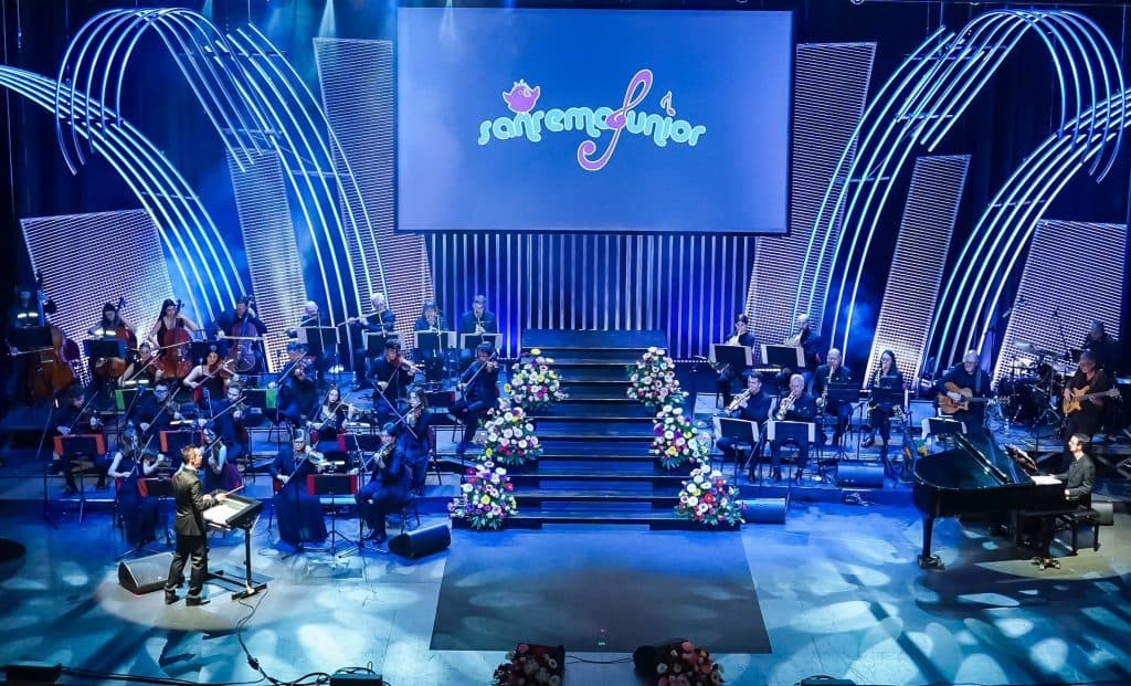 Ariston Tiyatrosu sahnesindeki Sanremo Junior katılımcıları